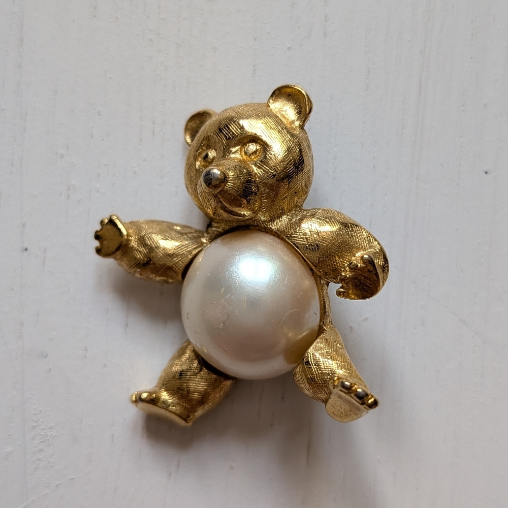 Vintage Trifari Gold Toned Teddy Bear Jelly Belly Faux Pearl Brooch